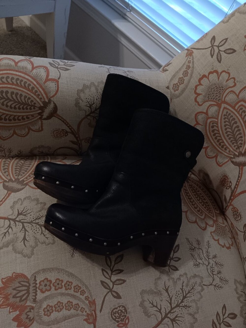 UGG clog boots / black / woman size 7